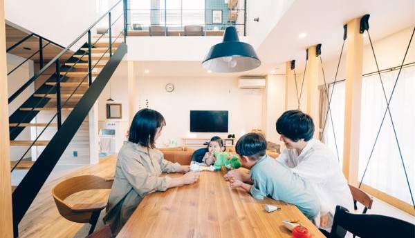 开放式独栋住宅 用楼梯分区 简单清爽又舒适