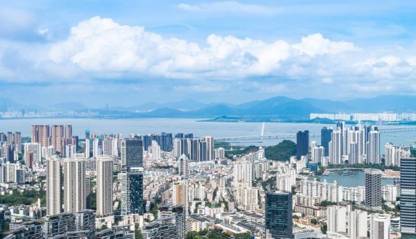 数万名围观者没有报名，不少地标成为“烫手山芋”，世茂深港中心第二次拍卖或降价近40亿